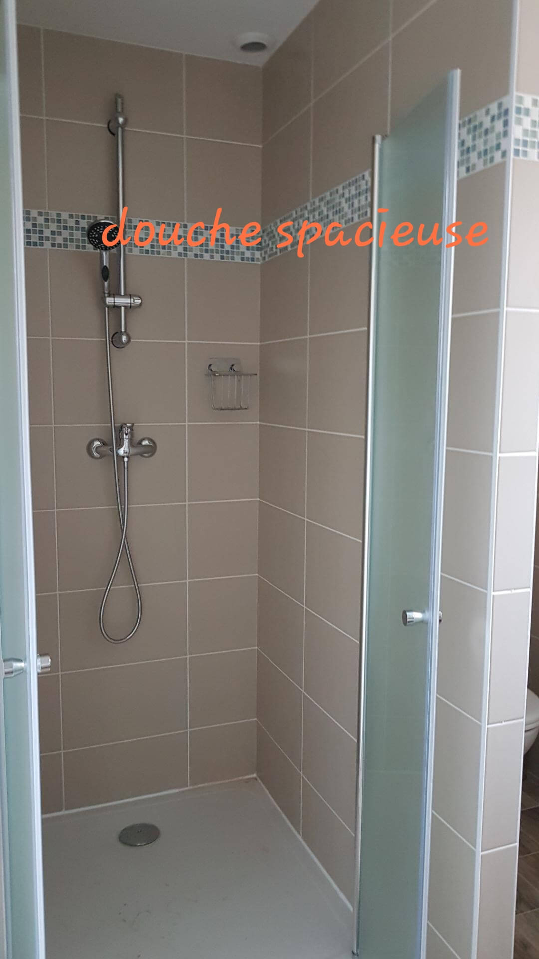 Douche au rez-de chaussée grande douche du gite Le Petit Prince
